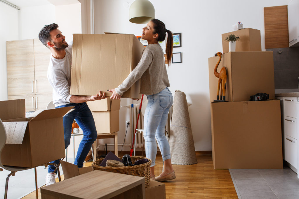 Couple carrying big boxes cost to move to London in 2021 