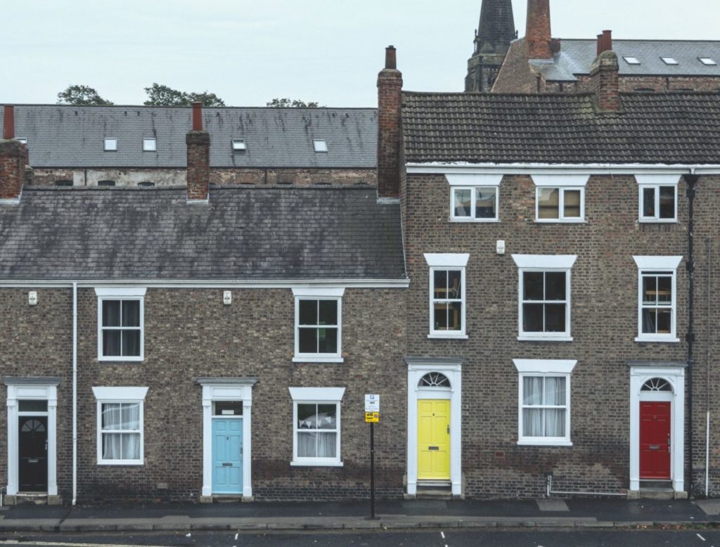 houses on a london street e1653385656581
